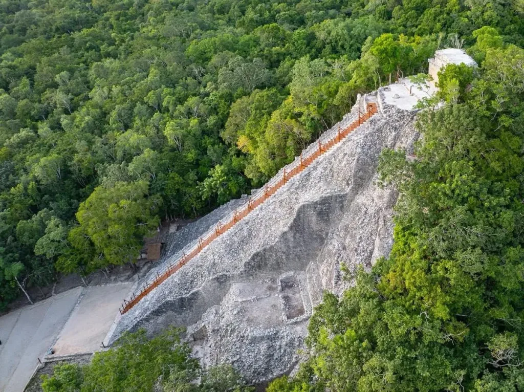 Descubre las pirámides en México a las que aún puedes subir: Cobá, Tepozteco, Toniná, Cuicuilco, Uxmal y parte de Teotihuacán.