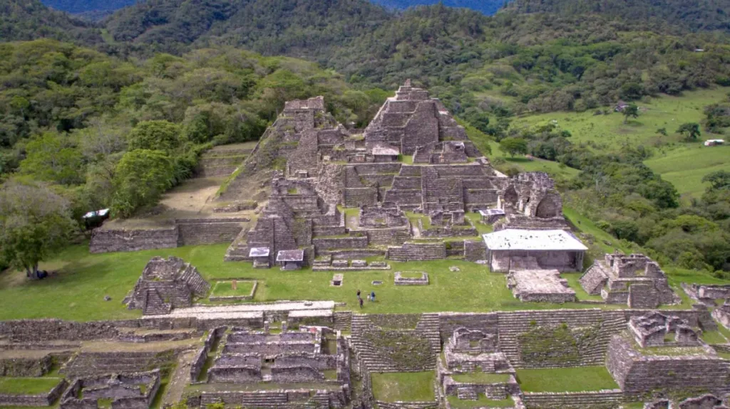 Descubre las pirámides en México a las que aún puedes subir: Cobá, Tepozteco, Toniná, Cuicuilco, Uxmal y parte de Teotihuacán.