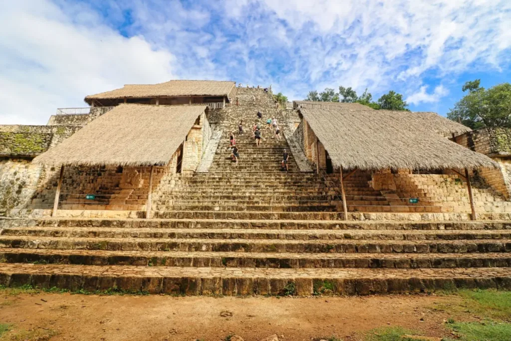 Descubre las pirámides en México a las que aún puedes subir: Cobá, Tepozteco, Toniná, Cuicuilco, Uxmal y parte de Teotihuacán.
