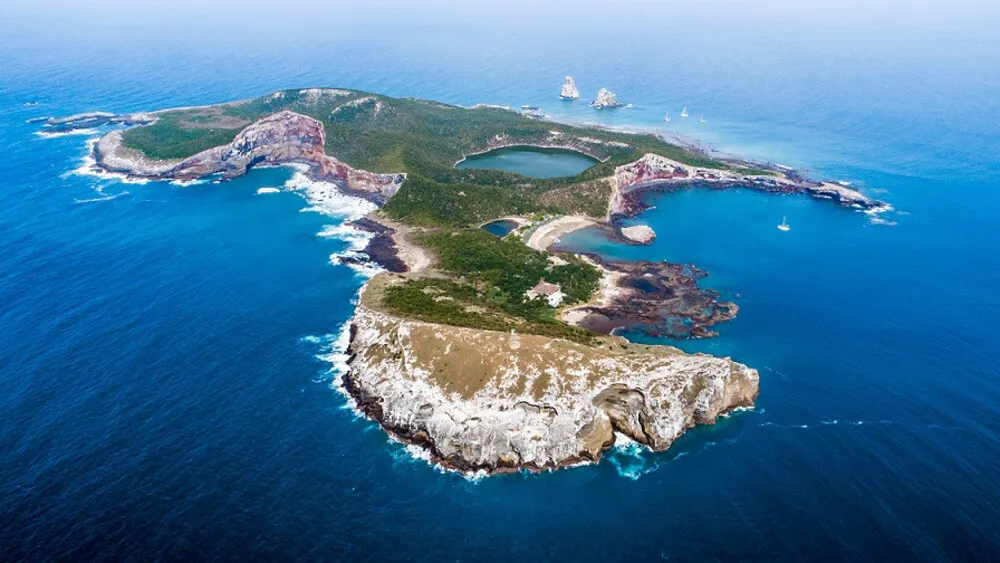 Descubre Isla Isabel, conocida como la “Galápagos mexicana”, un paraíso natural frente a las costas de Nayarit con biodiversidad única, historia fascinante y paisajes impresionantes. ¿Te vas a lanzar a esta aventura?