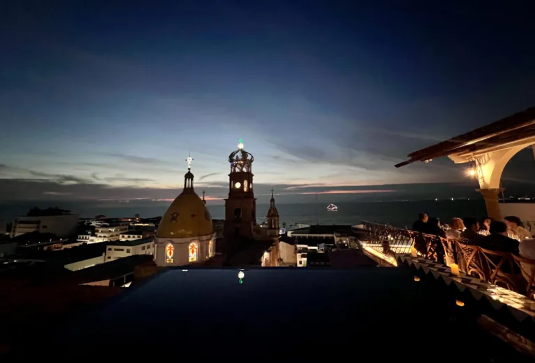 La Cappella: ¿Por qué el “spot” más viral de TikTok es también el refugio más romántico y el mejor lugar para ver el atardecer en Puerto Vallarta?