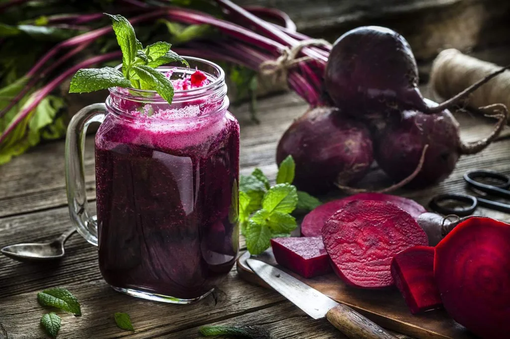 Descubre cómo preparar agua de obispo, una bebida tradicional mexicana de Cuaresma elaborada con betabel y frutas. Conoce su historia, beneficios y receta paso a paso. ¿Ya la probaste?