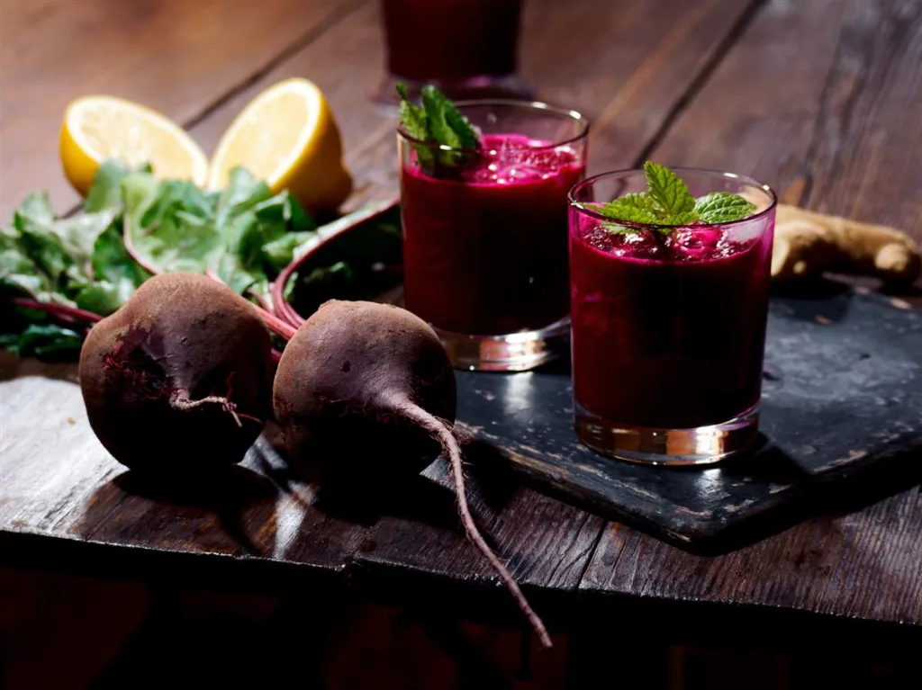 Descubre cómo preparar agua de obispo, una bebida tradicional mexicana de Cuaresma elaborada con betabel y frutas. Conoce su historia, beneficios y receta paso a paso. ¿Ya la probaste?