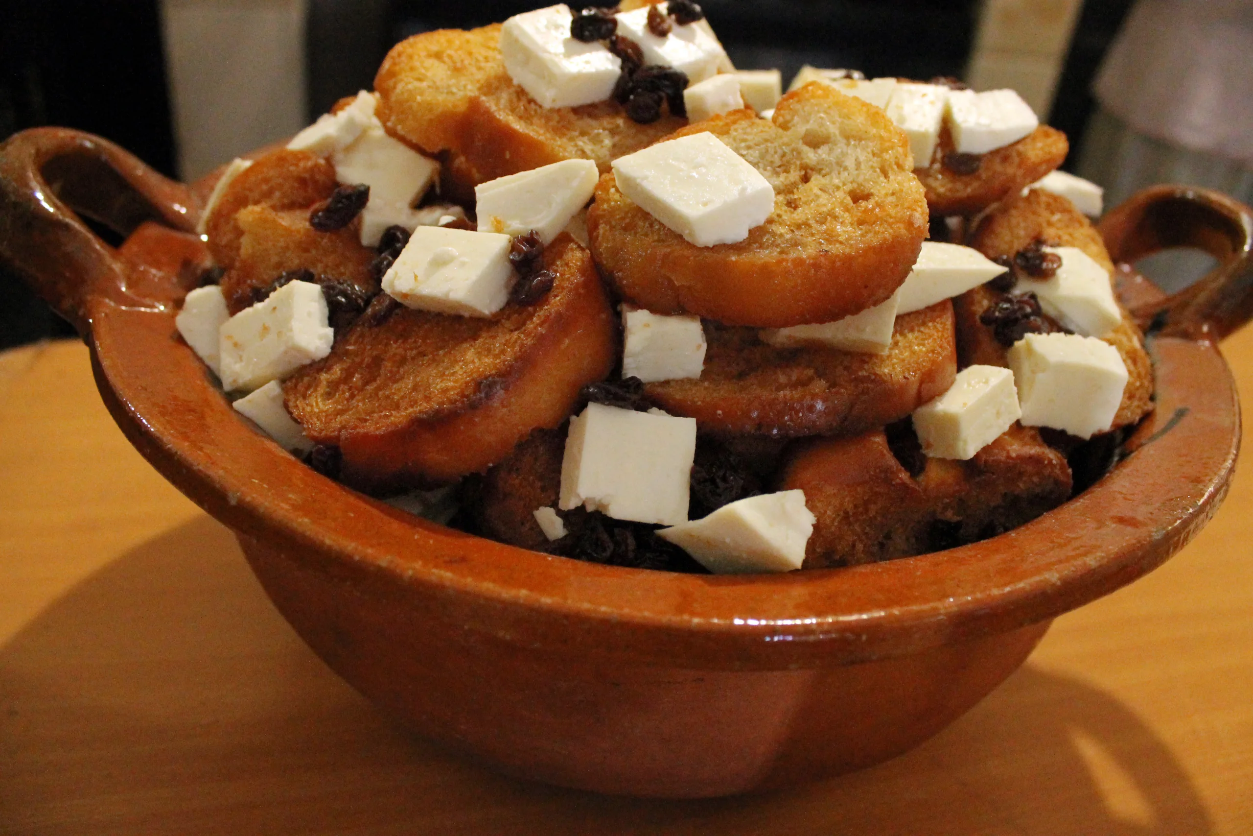 Descubre qué es la capirotada, el tradicional postre mexicano de Cuaresma. Conoce su historia, significado religioso, ingredientes y por qué sigue siendo parte de la tradición familiar en México. ¿Es de tus favoritas?