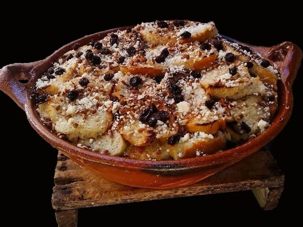 Descubre qué es la capirotada, el tradicional postre mexicano de Cuaresma. Conoce su historia, significado religioso, ingredientes y por qué sigue siendo parte de la tradición familiar en México. ¿Es de tus favoritas?