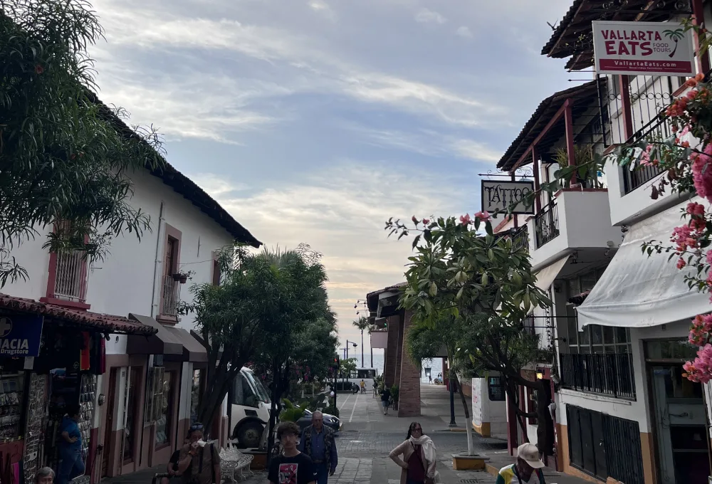 Vista desde la puerta principal de la Parroquia de Nuestra Señora de Guadalupe, en Puerto Vallarta