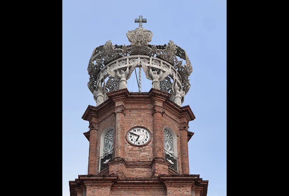La corona "fantasma" de Puerto Vallarta: El enigma de la cúpula que nadie vio llegar