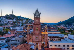 La corona "fantasma" de Puerto Vallarta: El enigma de la cúpula que nadie vio llegar