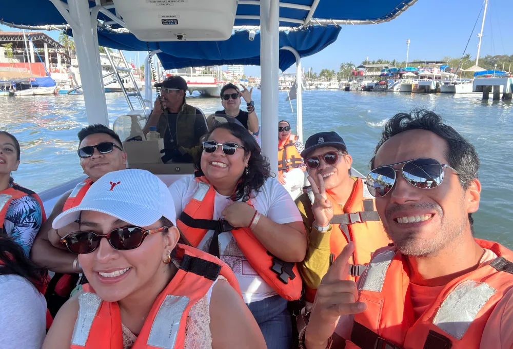 La magia de las ballenas en Puerto Vallarta sigue viva. Turistas en tour.