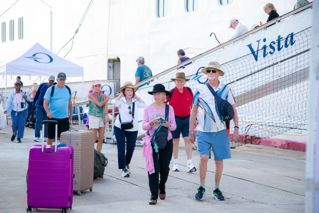 Más de 1,800 turistas llegaron a Acapulco a bordo de un crucero y fueron recibidos con música y danzas tradicionales. Conoce el impacto turístico y la historia portuaria del destino.