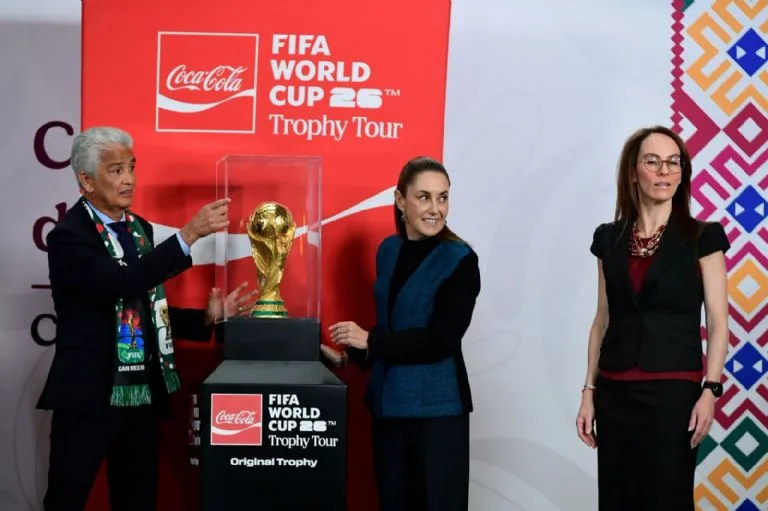A 100 días del Mundial 2026, la presidenta de México Claudia Sheinbaum recibió la Copa del Mundo en Palacio Naciona. Conoce el contexto, las implicaciones y lo que esto significa para el fútbol nacional. ¿Estás emocionado?