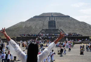 ¡Ops! ¿Vibras reales o puro marketing? La ciencia detrás de la "energía" en las pirámides de México