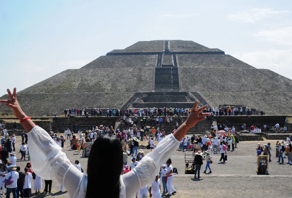 ¡Ops! ¿Vibras reales o puro marketing? La ciencia detrás de la "energía" en las pirámides de México