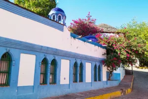 Descubre Batopilas, Pueblo Mágico de Chihuahua, famoso por su calle azul y su historia minera en la Sierra Tarahumara. ¿Ya lo conocías?