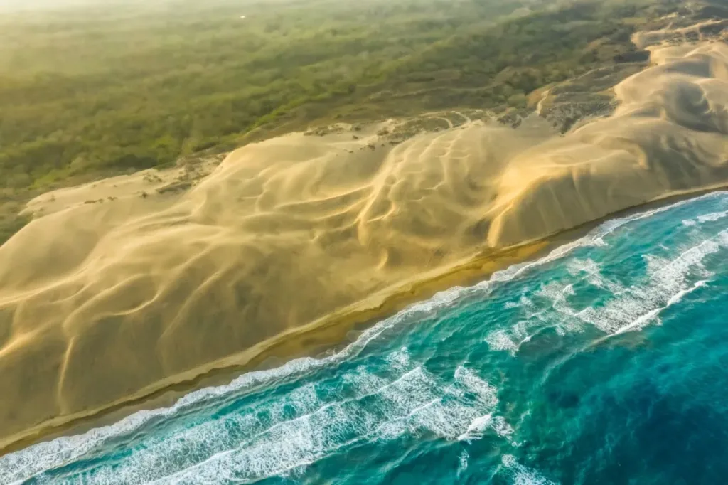 Descubre 5 playas cercanas a la CDMX ideales para Semana Santa: Chachalacas, Costa Esmeralda, Troncones, Tecolutla y Tuxpan. ¿Cuál es tu favorita?