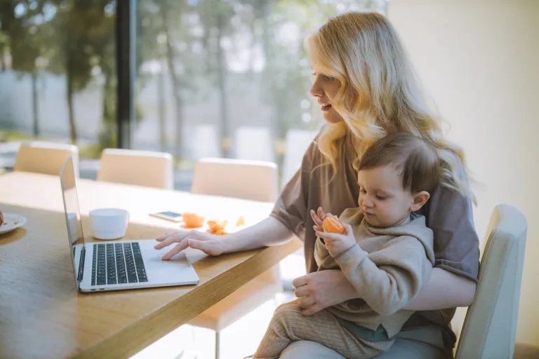 Las workations están transformando la forma de viajar y las mamás profesionales lideran esta nueva etapa del nomadismo digital./Foto: Pexels