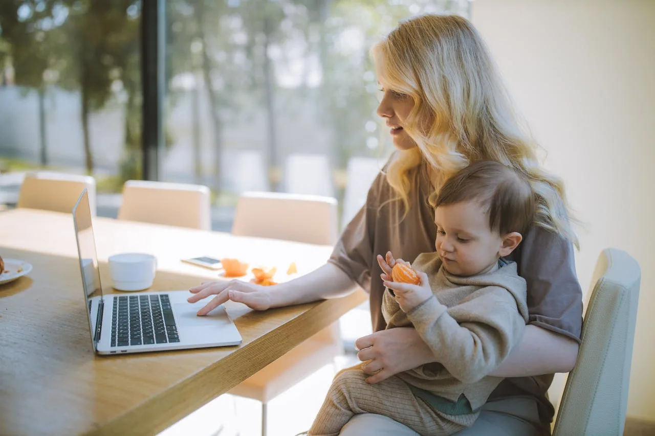 Las workations están transformando la forma de viajar y las mamás profesionales lideran esta nueva etapa del nomadismo digital./Foto: Pexels