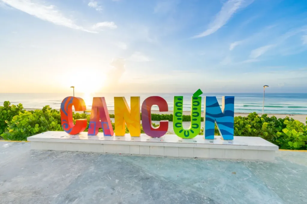 Descubre Playa Delfines en Cancún, una de las playas más impresionantes de México por su color turquesa, vistas abiertas y ambiente natural.