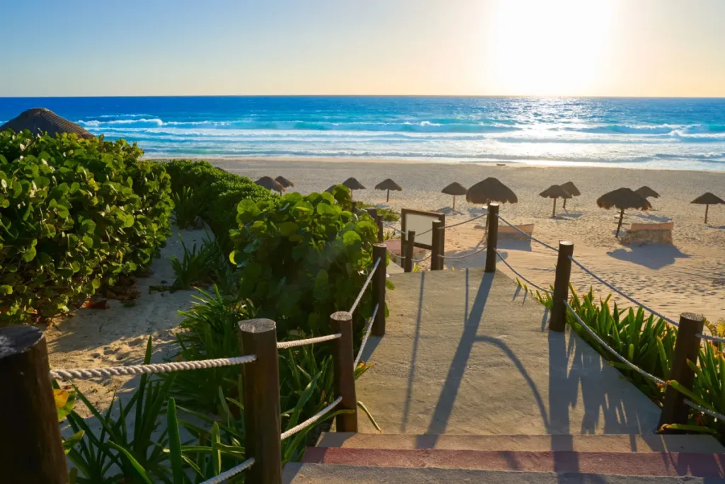Descubre Playa Delfines en Cancún, una de las playas más impresionantes de México por su color turquesa, vistas abiertas y ambiente natural.