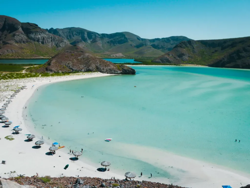 Descubre Playa Delfines en Cancún, una de las playas más impresionantes de México por su color turquesa, vistas abiertas y ambiente natural.