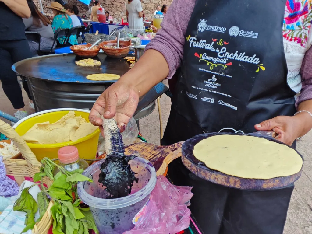 Descubre Comonfort, Guanajuato, un Pueblo Mágico donde los molcajetes de piedra volcánica y las tortillas ceremoniales conservan la tradición gastronómica mexicana. ¿Te gustaría conocerlo?