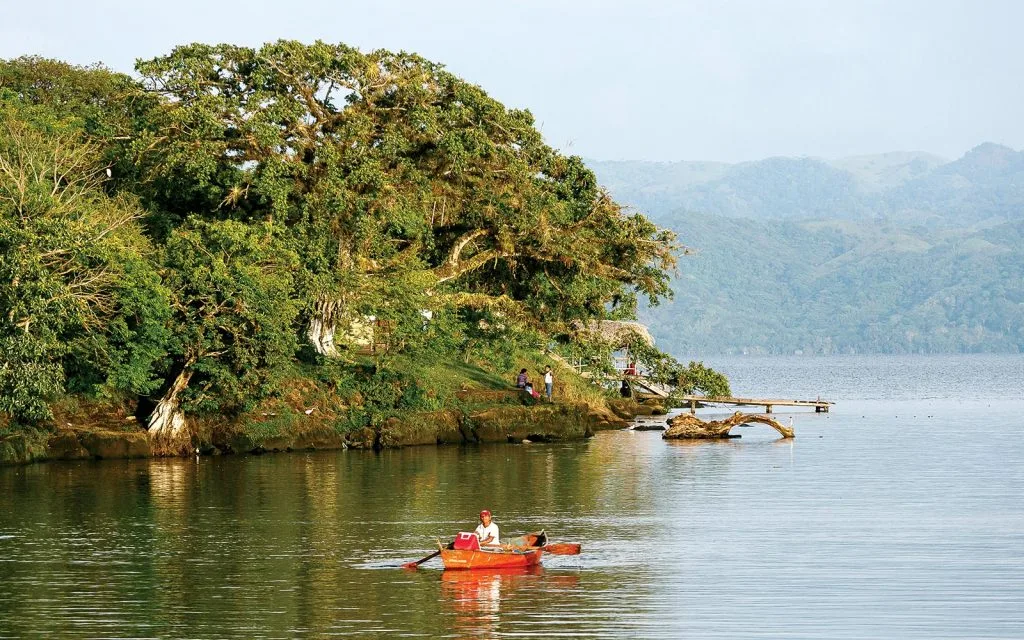Descubre lagunas volcánicas en México donde sí puedes nadar. Conoce destinos naturales impresionantes y consejos para visitarlos.