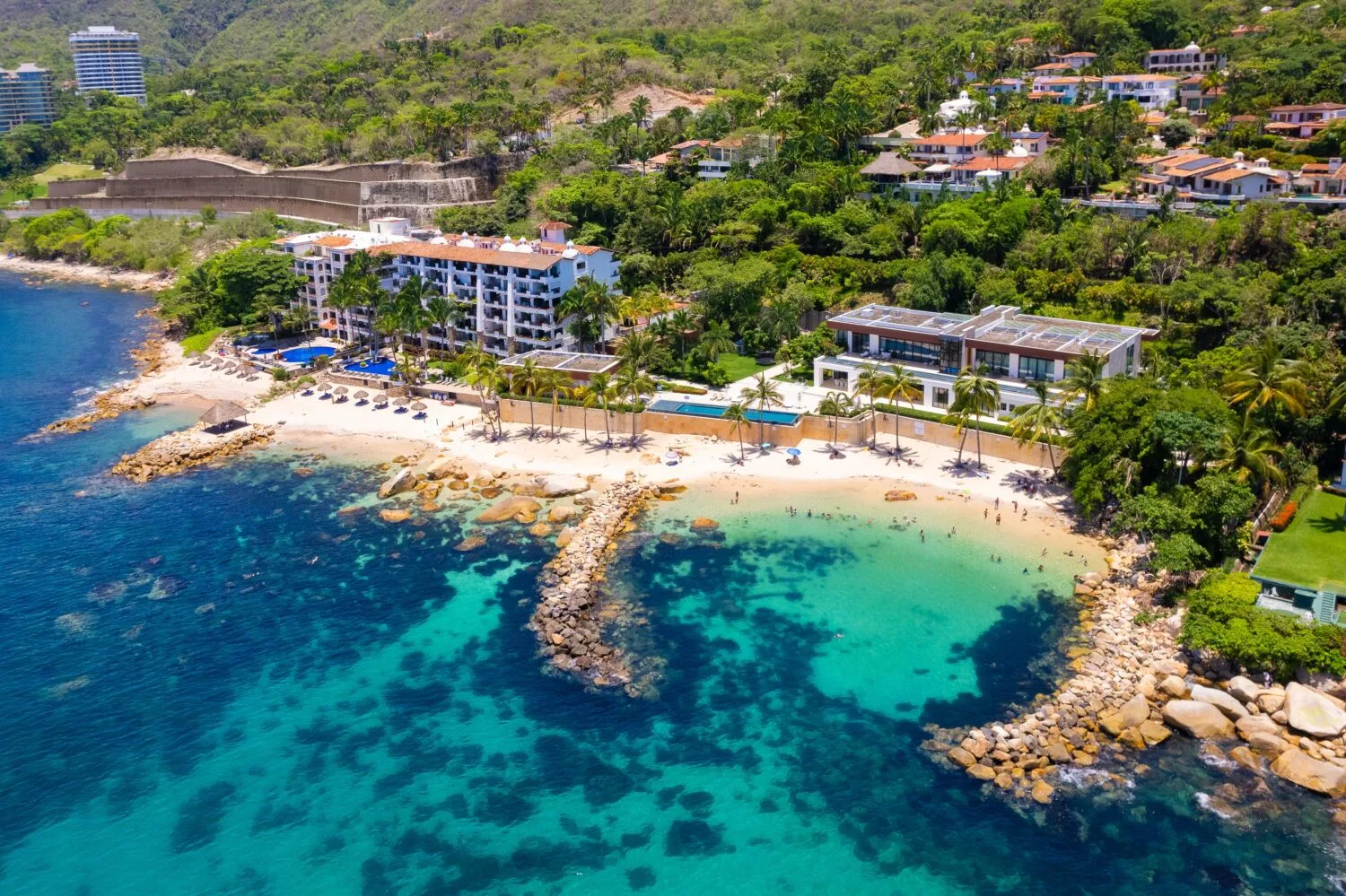 Descubre Playa Esmeralda en Puerto Vallarta: una playa tranquila, sin olas y con agua cristalina color esmeralda, ideal para relajarte lejos del turismo masivo. ¿Te gustaría conocerla?