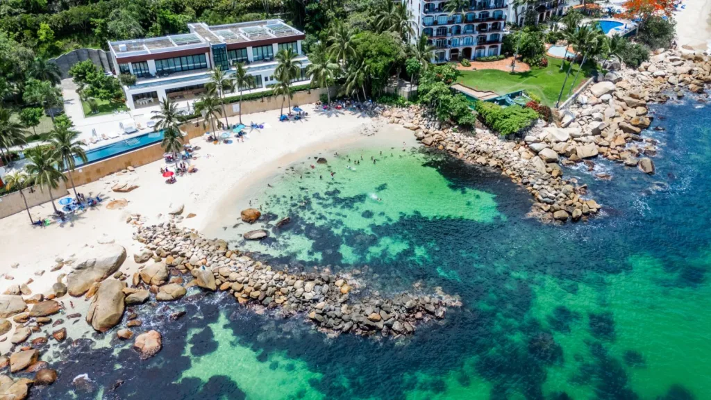 Descubre Playa Esmeralda en Puerto Vallarta: una playa tranquila, sin olas y con agua cristalina color esmeralda, ideal para relajarte lejos del turismo masivo. ¿Te gustaría conocerla?
