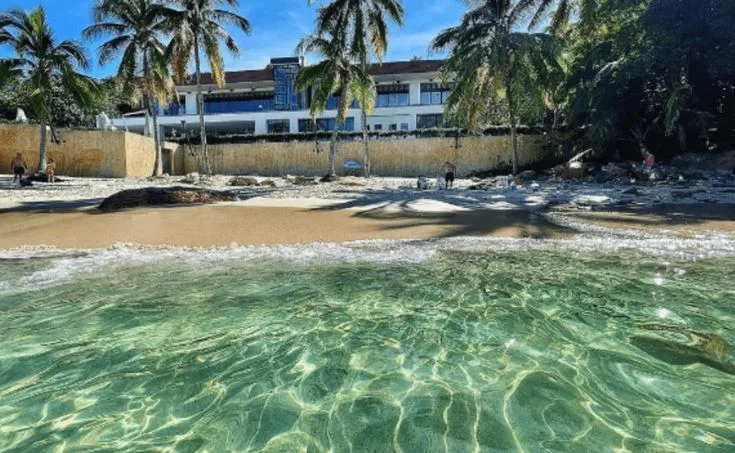 Descubre Playa Esmeralda en Puerto Vallarta: una playa tranquila, sin olas y con agua cristalina color esmeralda, ideal para relajarte lejos del turismo masivo. ¿Te gustaría conocerla?