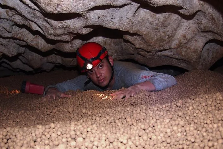 Descubre la Gruta de las Canicas en Teapa, Tabasco, un sitio único donde la naturaleza formó esferas de piedra dentro de una cueva.