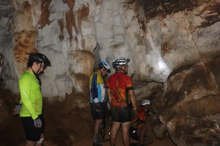 Descubre la Gruta de las Canicas en Teapa, Tabasco, un sitio único donde la naturaleza formó esferas de piedra dentro de una cueva.