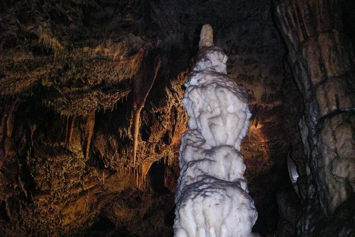 Descubre la Gruta de las Canicas en Teapa, Tabasco, un sitio único donde la naturaleza formó esferas de piedra dentro de una cueva.