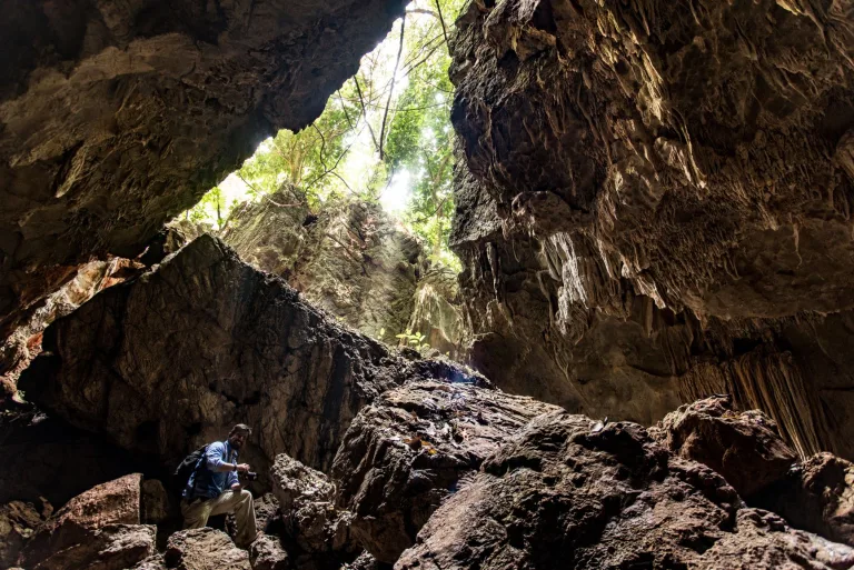 Descubre la Gruta de las Canicas en Teapa, Tabasco, un sitio único donde la naturaleza formó esferas de piedra dentro de una cueva.