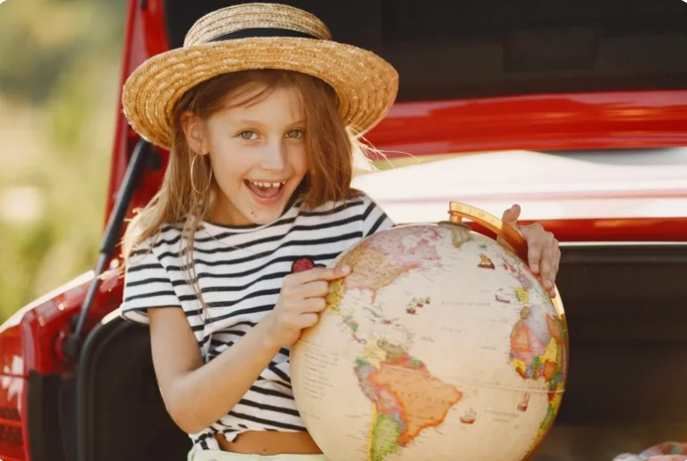 Este 30 de abril, regalar un vale por un viaje es sembrar ilusión, paciencia y ganas de descubrir el mundo en familia./Foto: Freepik