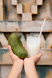 Aprende cómo preparar agua de guanábana estilo Michoacana. Una bebida refrescante, cremosa y perfecta para el calor.