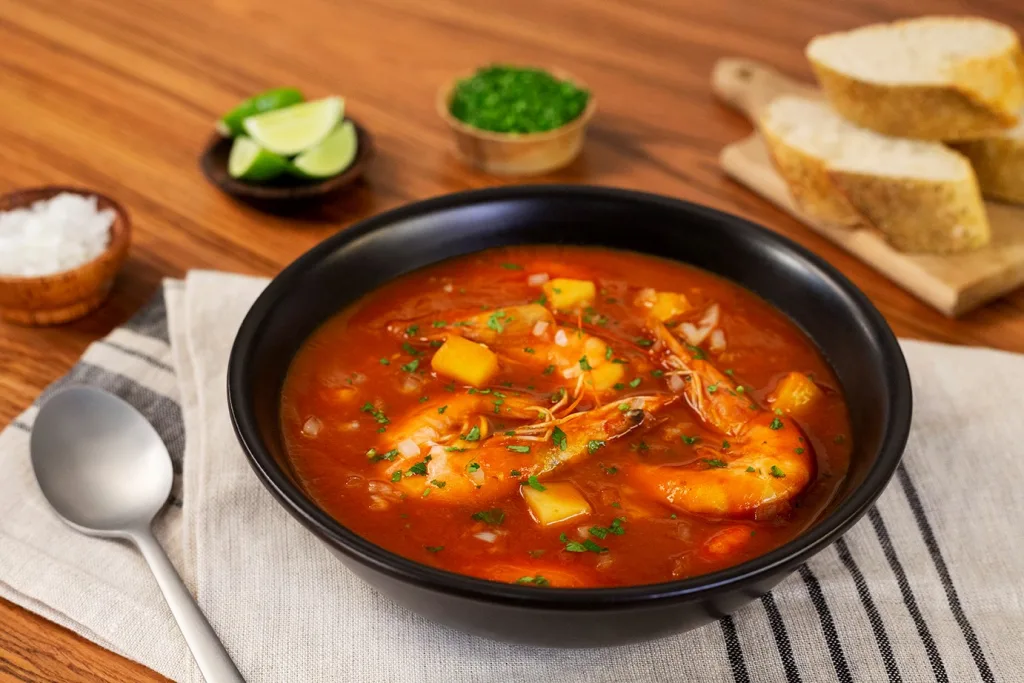 Descubre por qué el caldo de camarón seco es uno de los platillos más nutritivos. Conoce su origen, beneficios, datos curiosos y receta tradicional.