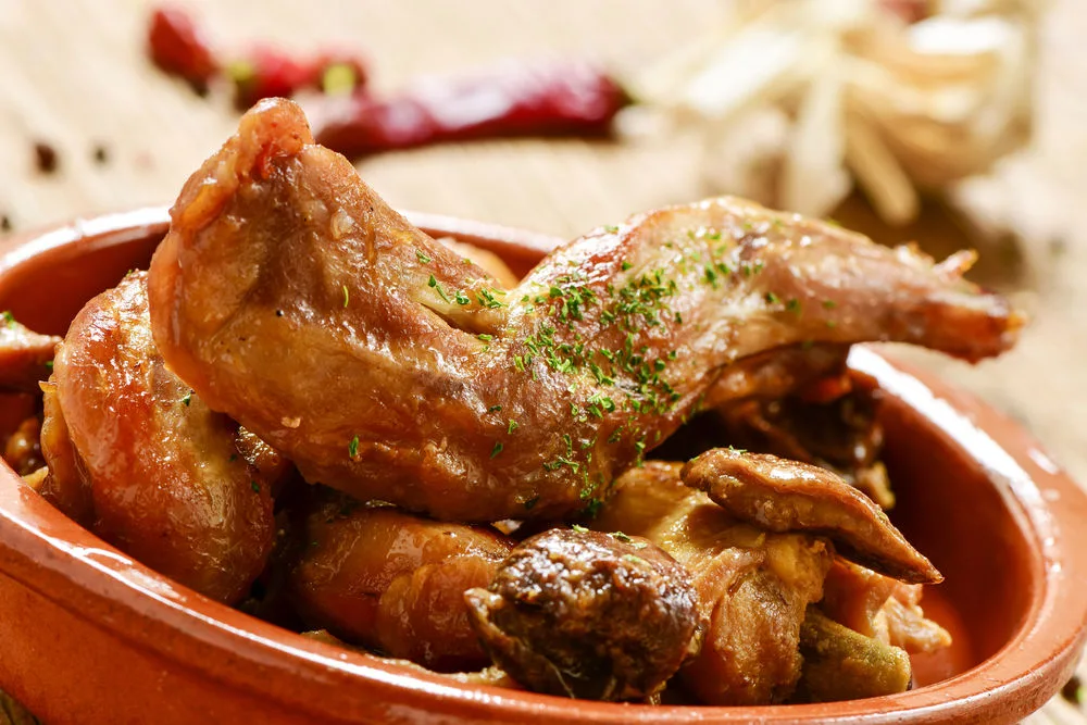 Descubre la historia del conejo como platillo prehispánico en México, su significado cultural y cómo sigue presente en la gastronomía tradicional. ¿Lo has probado?