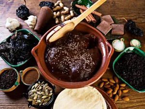 Descubre el origen del mole, su historia desde la época prehispánica hasta hoy y por qué es uno de los platillos más representativos de México. ¿Te gusta?
