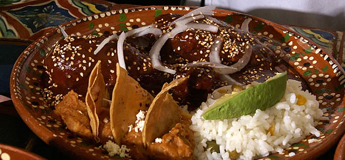 Descubre el origen del mole, su historia desde la época prehispánica hasta hoy y por qué es uno de los platillos más representativos de México. ¿Te gusta?