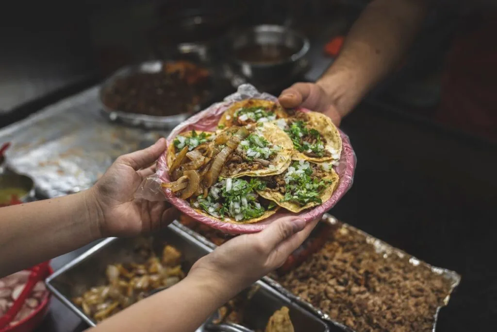 Descubre qué contienen los tacos de cabeza, su valor nutricional y qué tan saludables son. Conoce sus beneficios y riesgos. ¿Te gustan?