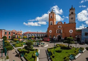 Envuelto por pinos y bruma, este Pueblo Mágico en lo alto de Hidalgo es una escapada cultural perfecta/Foto: Wikimedia Commons