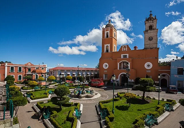 Envuelto por pinos y bruma, este Pueblo Mágico en lo alto de Hidalgo es una escapada cultural perfecta/Foto: Wikimedia Commons