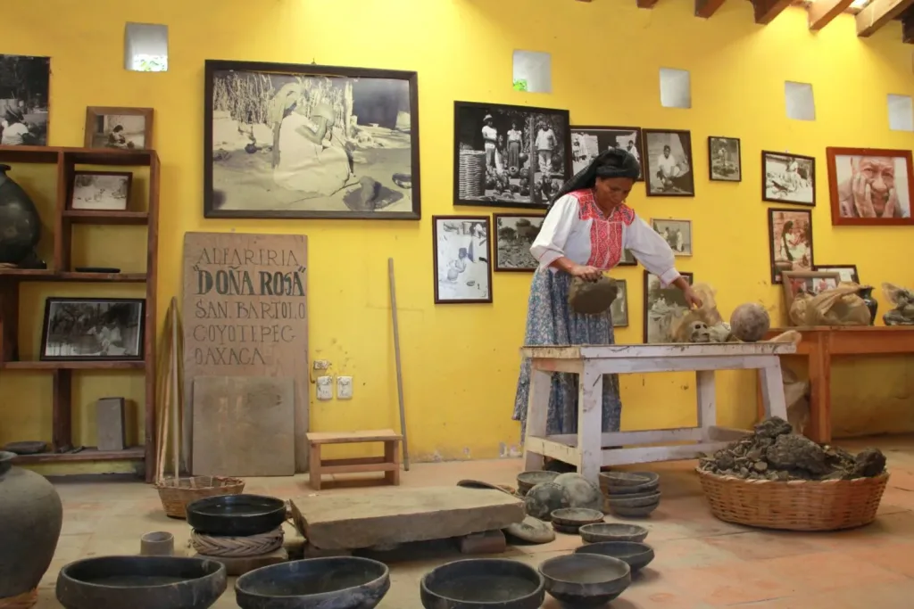 Descubre San Bartolo Coyotepec, el pueblo de Oaxaca famoso por el barro negro. Conoce su historia, qué hacer y por qué es el mejor lugar para comprar artesanías.