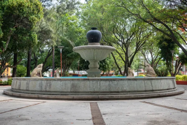 Descubre San Bartolo Coyotepec, el pueblo de Oaxaca famoso por el barro negro. Conoce su historia, qué hacer y por qué es el mejor lugar para comprar artesanías.