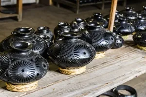 Descubre San Bartolo Coyotepec, el pueblo de Oaxaca famoso por el barro negro. Conoce su historia, qué hacer y por qué es el mejor lugar para comprar artesanías.