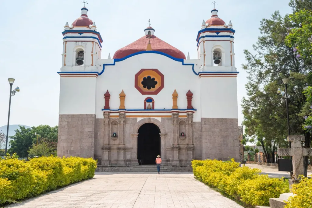 Descubre San Bartolo Coyotepec, el pueblo de Oaxaca famoso por el barro negro. Conoce su historia, qué hacer y por qué es el mejor lugar para comprar artesanías.