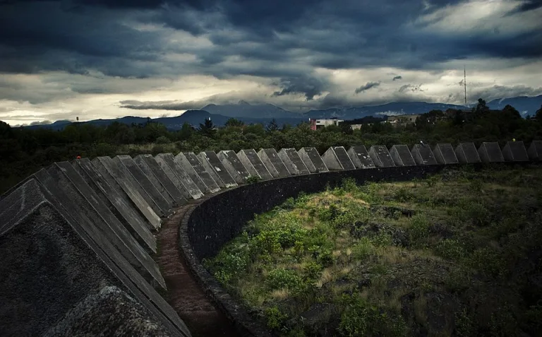 El Espacio Escultórico invita al silencio y la contemplación, formando juntos un recorrido donde arquitectura, naturaleza y creatividad se encuentran en perfecta armonía/Foto: Wikimedia Commons