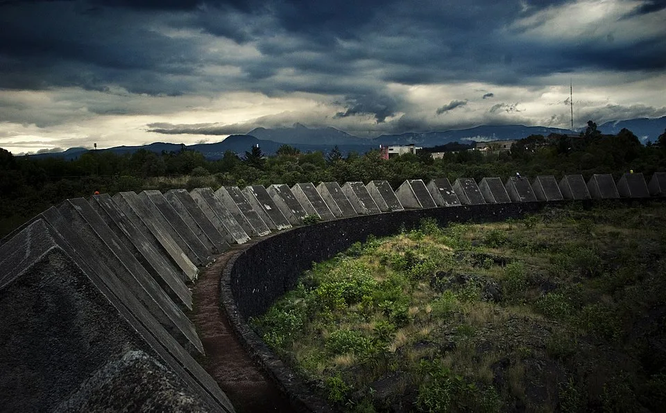 El Espacio Escultórico invita al silencio y la contemplación, formando juntos un recorrido donde arquitectura, naturaleza y creatividad se encuentran en perfecta armonía/Foto: Wikimedia Commons