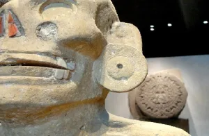 El Museo Nacional de Antropología guarda siglos de historia en sus 22 salas, pero si el tiempo es corto, hay piezas clave que concentran la grandeza de Mesoamérica/Foto: Wikimedia Commons