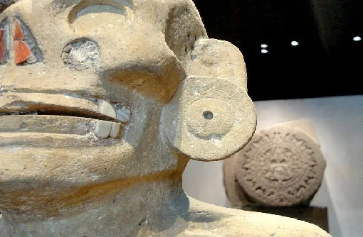 El Museo Nacional de Antropología guarda siglos de historia en sus 22 salas, pero si el tiempo es corto, hay piezas clave que concentran la grandeza de Mesoamérica/Foto: Wikimedia Commons